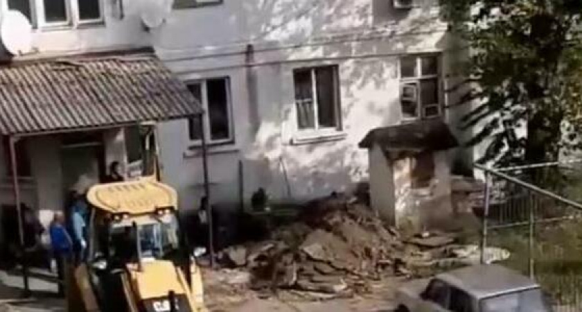 «Во двор не заехать, а трубы все капают!»: жители Новороссийска пожаловались на затянувшийся ремонт теплотрассы