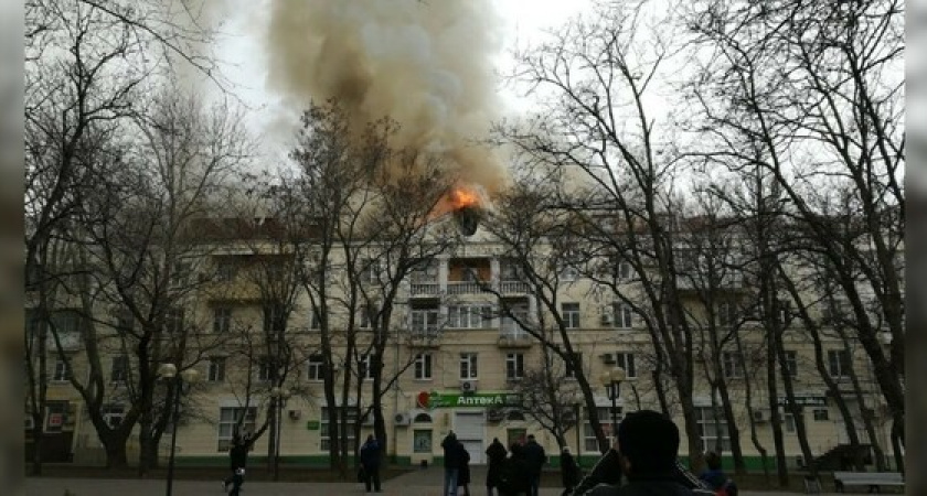 Сгоревшую крышу новороссийской сталинки на Рубина закончат ремонтировать только летом