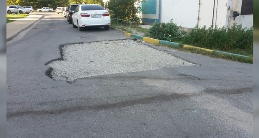 Жители Новороссийска просят отремонтировать асфальт, разрытый в ходе ремонта труб