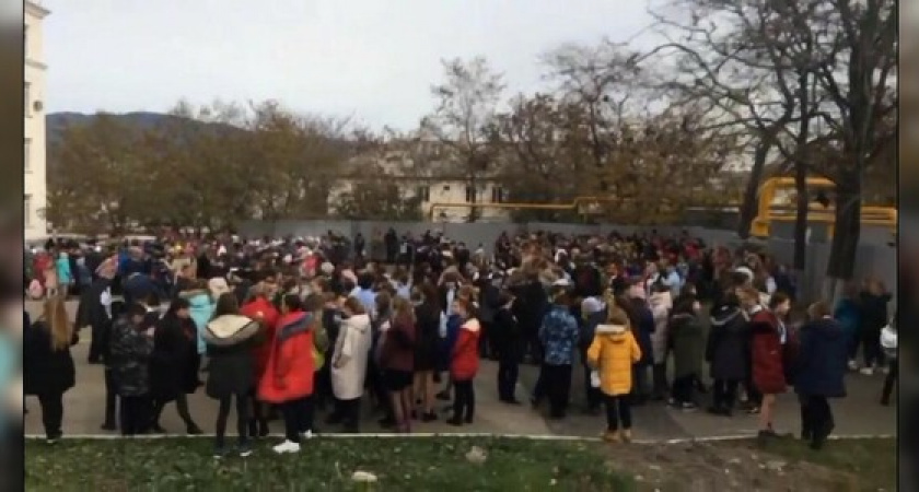 В Новороссийске на территории школы нашли снаряд: из здания эвакуировали 680 детей