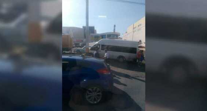 В ДТП с маршруткой в Новороссийске пострадала пожилая женщина: момент аварии попал на видео