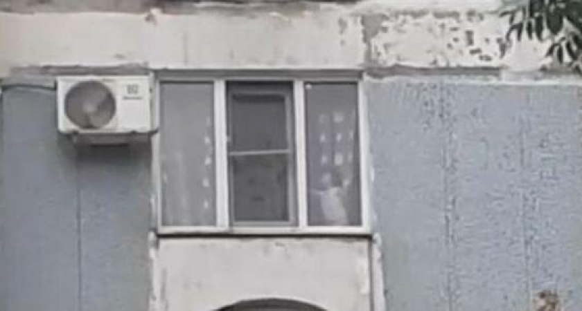 «Ребёнок просто живет на подоконнике!»: новороссийцы заметили малыша, стоящего на окне шестого этажа