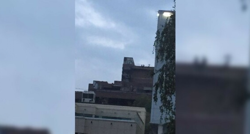 Очевидцы сняли, как новороссийские подростки гуляют по крыше недостроенного драмтеатра