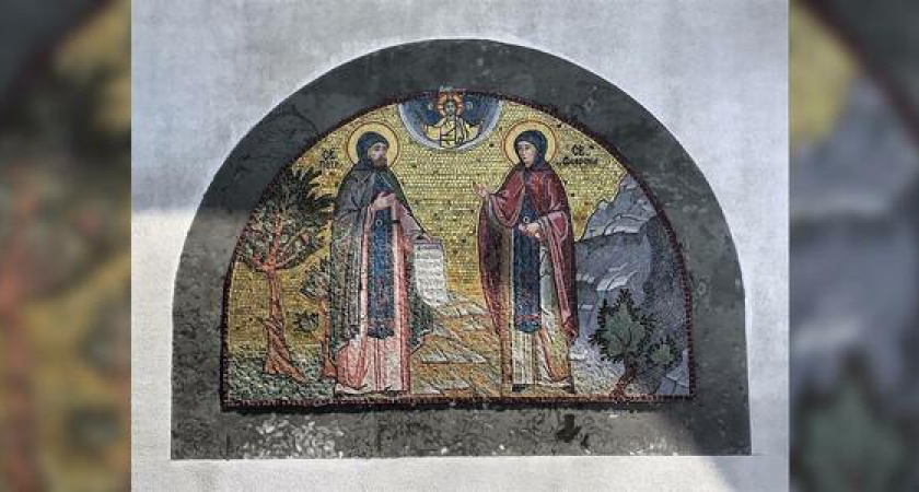 Фасад храма Святых Петра и Февронии Муромских на набережной Новороссийска украсили мозаичные иконы