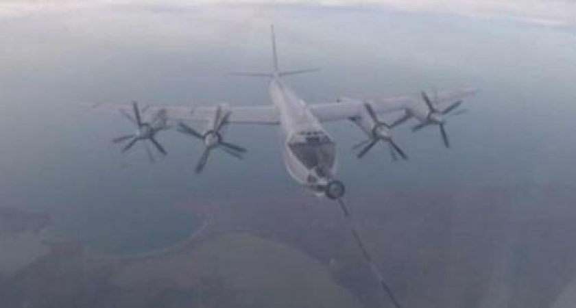 На скорости 600 километров в час. Опубликовано видео, как истребители и бомбардировщики совершили дозаправку над Черным морем