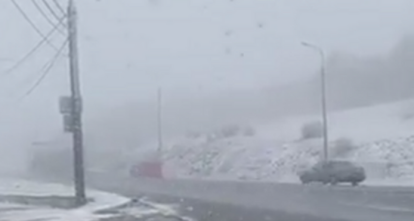 "Падает и тает": в Новороссийске пошел первый снег