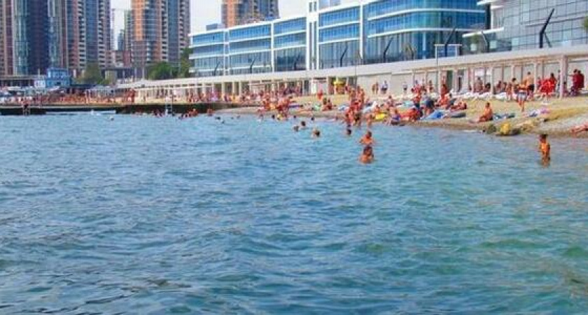 "Там жижа зловонная течет!": горожане возмущены пляжам Новороссийска, получившим высшую категорию