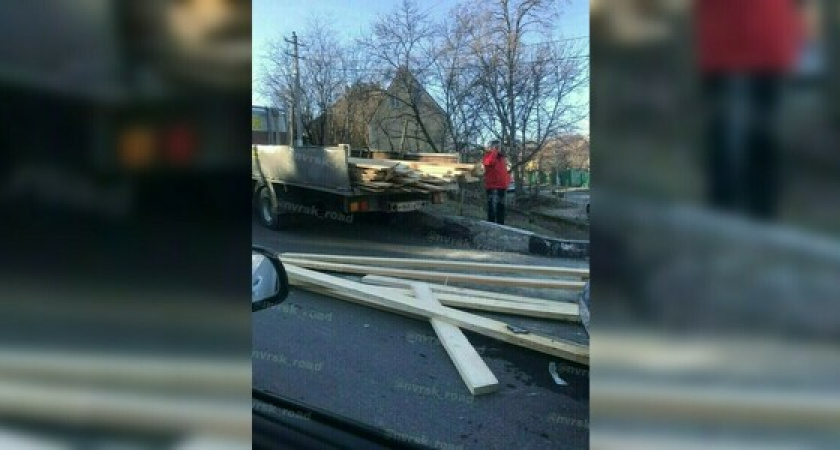 «Пункт назначения по-новороссийски». Из движущегося  грузовика на дорогу  высыпались доски и повредили «Хендай»