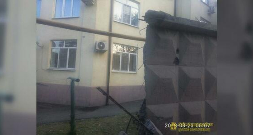 В Новороссийске грузовик снес бетонную стену и повредил газовую трубу около жилого дома