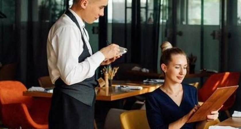 "5000 рублей... Даже брать было страшно!". Официант, курьер, заправщик: кто в Новороссийске получает самые щедрые чаевые