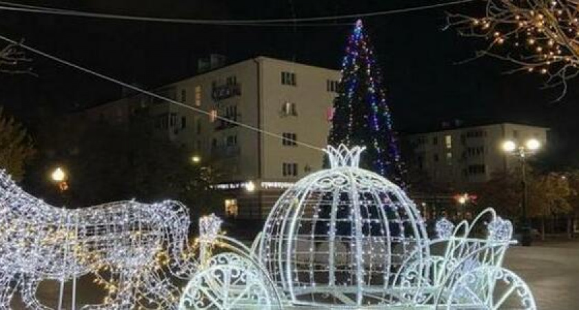 "Что за люди, не ценят красоту!": жители Новороссийска снимают игрушки с новогодних елок