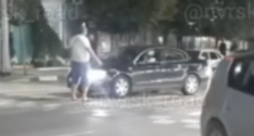 «Камикадзе!»: в Новороссийске неадекватный мужчина кидался на автомобили на проезжей части