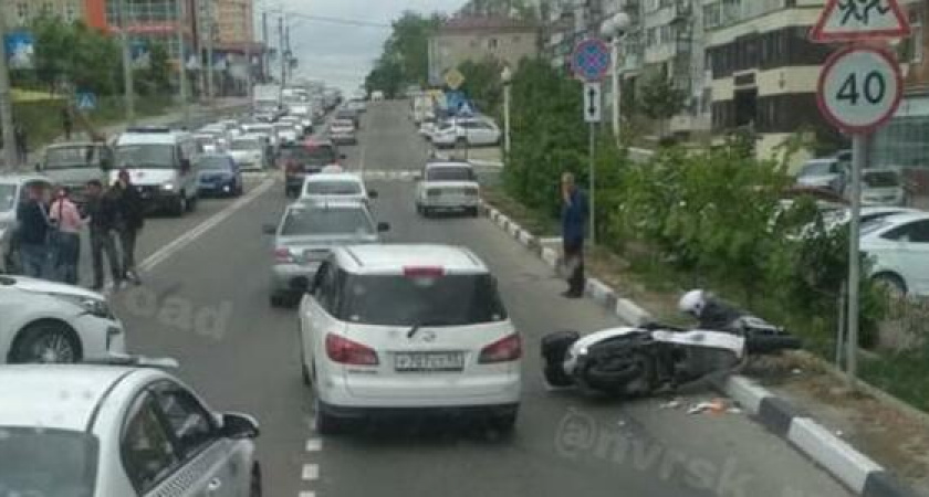В Новороссийске легковушка сбила мотоциклиста. Видео очевидцев