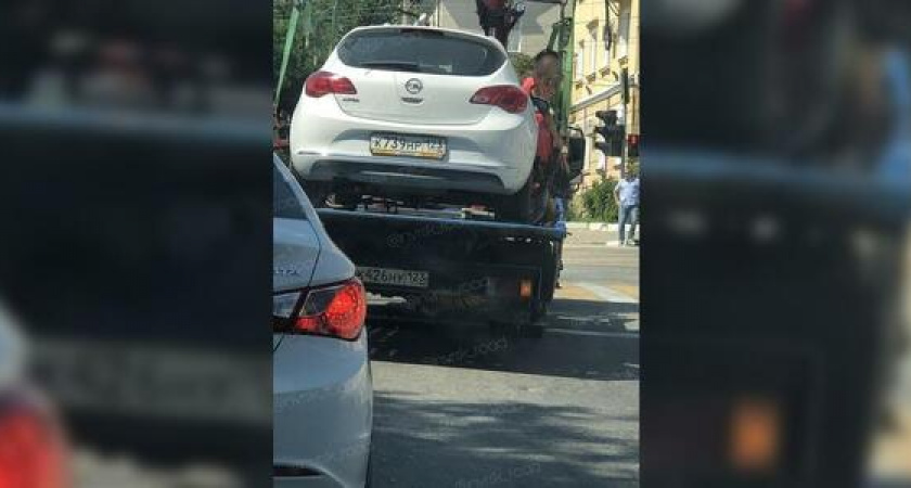 В Новороссийске автоледи забралась на платформу эвакуатора, спасая свой автомобиль