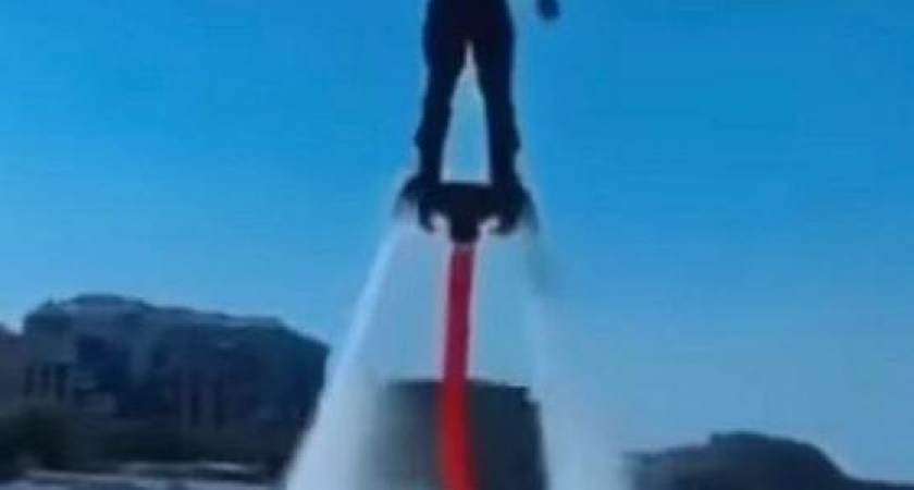 Лучше, чем фонтан: в Геленджике десантник полетал с флагом ВДВ на флайборде