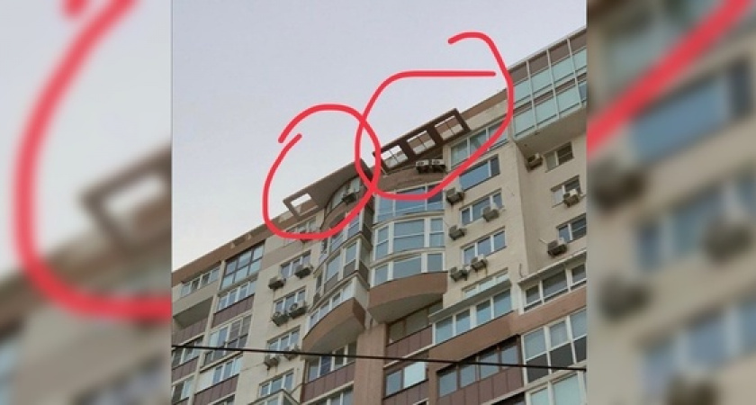 «Фасад дома лег отдохнуть?»: новороссийцы заметили странные конструкции на одном из жилых комплексов города