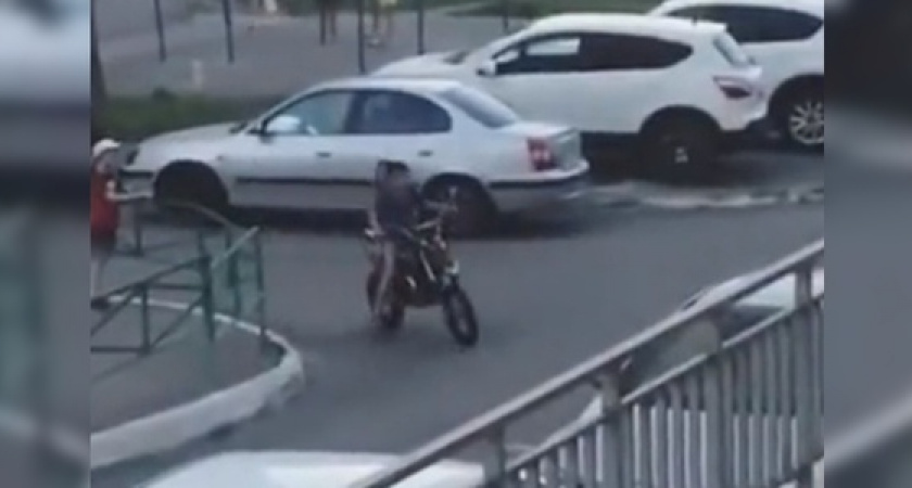 «Как родители такое позволяют?!»: очевидцы сняли видео, как двое детей рассекают на мотоцикле в Новороссийске