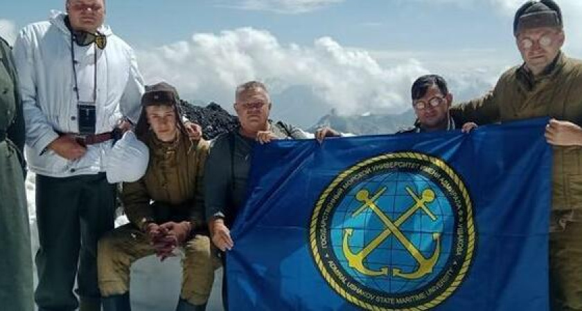 Флаг Ушаковки на Эльбрусе на высоте 4100 метров!