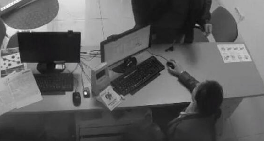 Разбойное нападение на офис микрозаймов в Новороссийске попало на видео