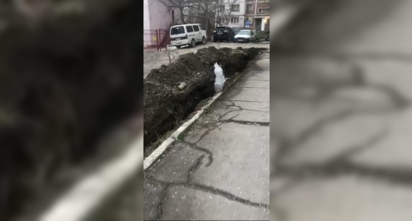 В центре Новороссийска появился новый «фонтан», бьющий из трубы