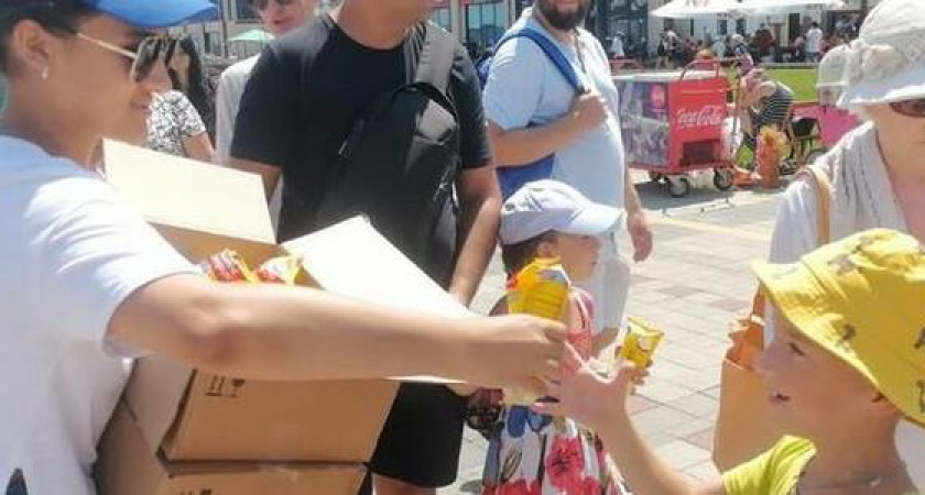 2000 порций мороженого раздали детям на празднике в Новороссийске