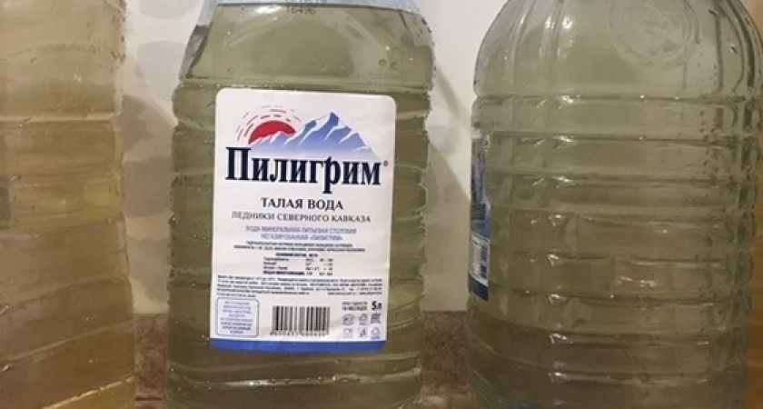 «Позор! Еще женщина стоит и снимает отчеты». Новороссийцы сфотографировали грязную воду, которую им привезли в автоцистерне