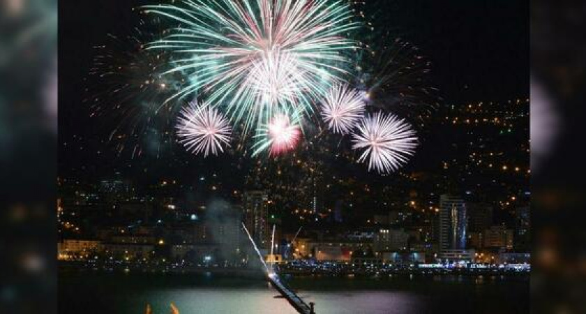 Авиапарад, салют и военные песни с балконов. Афиша на 9 Мая