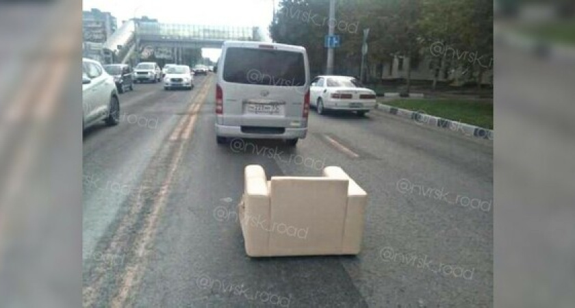 Необычный выход из ситуации: водитель в Новороссийске вместо знака аварийной остановки поставил кресло