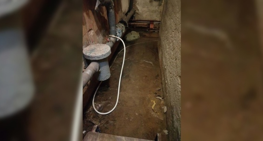 «Вся вонь и грибок в квартире»: дворовая канализация регулярно заливает подвал жилого дома в Новороссийске