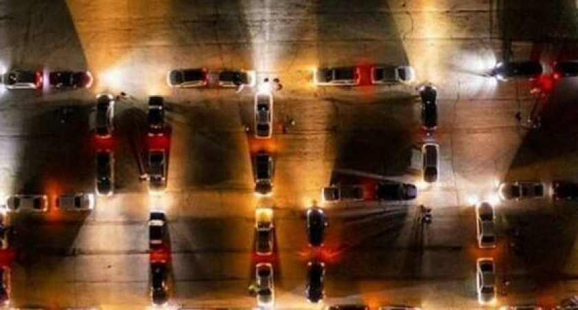 42 автомобиля выстроились в цифру 2022 на «квадрате» в Новороссийске