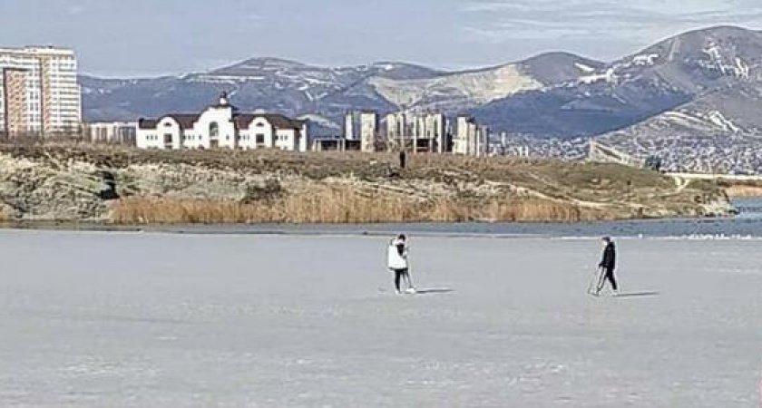 «Прыгали и делали селфи!»: в Новороссийске подросток по колено провалился под лед на Суджукской косе
