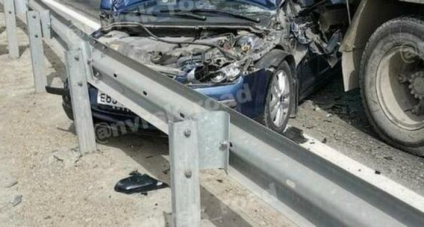 В Новороссийске на светофоре столкнулись два большегруза и "легковушка". Фото и видео очевидцев