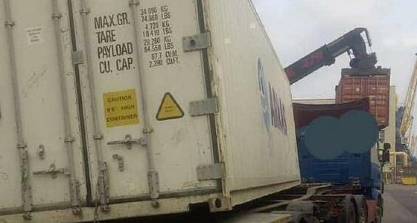 По улицам Новороссийска ездил грузовик с незакрепленным контейнером (груз едва не рухнул на дорогу)