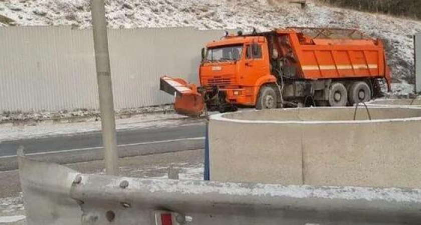 Спецтехника наготове, спасательные службы ведут дежурство: оперативная обстановка в Новороссийске в связи с погодными условиями