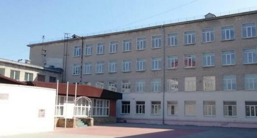 В гимназии № 2 произошел конфликт между директором и ее заместителем: у директора сломан палец, заместитель уволен по статье