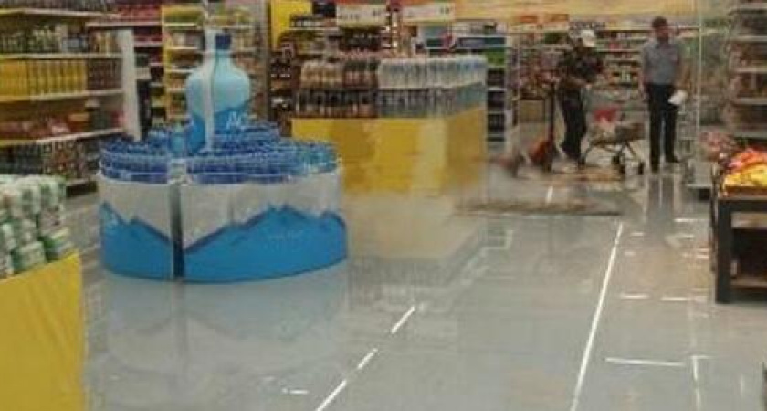 В гипермаркете «Магнит» в Новороссийске во время ливня текли реки