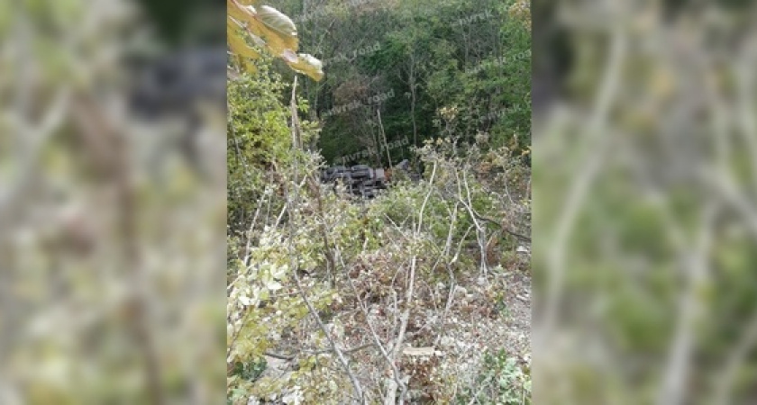 В Новороссийске груженый КамАЗ перевернулся и улетел под откос: видео с места ДТП