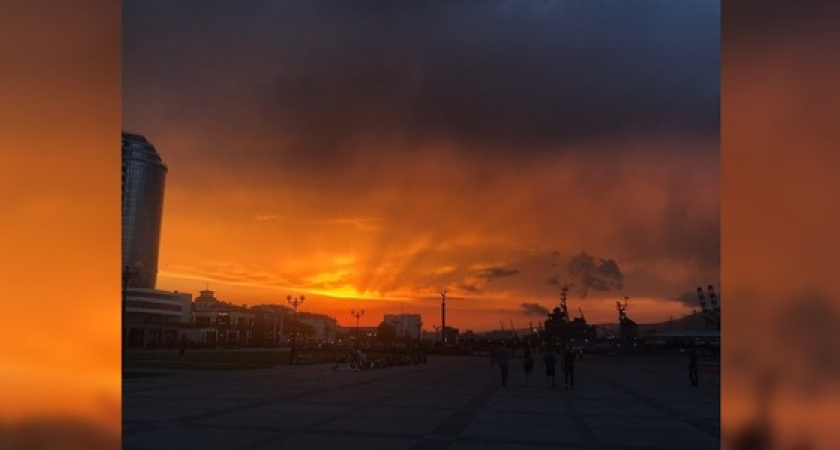 "Грандиозный закат!": вчера вечером жители Новороссийска любовались потрясающим закатом
