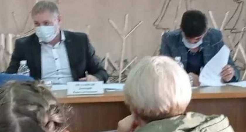 Скандал в администрации сельского округа: глава Глебовки запретила активистам вести съемку схода граждан и отобрала у них камеру