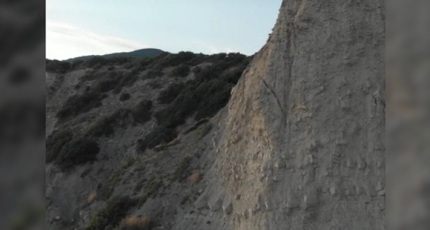 Новороссийцев предупреждают об опасности обвалов скал на побережье: захватывающее видео с квадрокоптера
