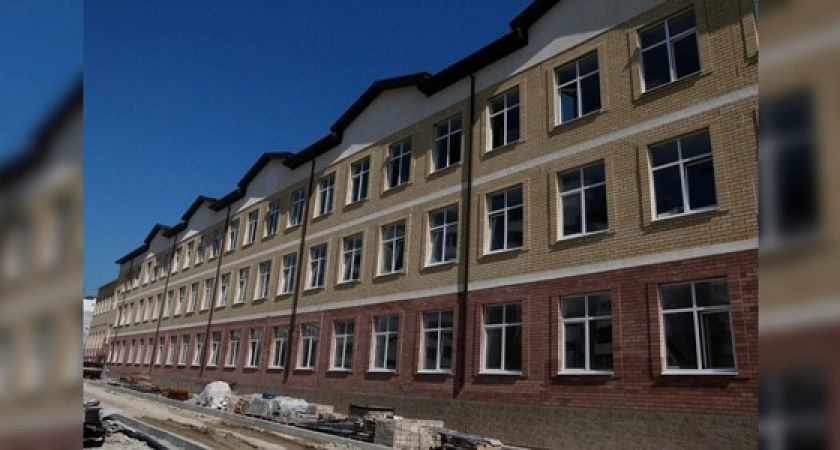 Новая школа в Новороссийске готова к оснащению мебелью и техникой: планируемый месяц открытия