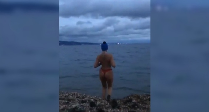 Полуголая жительница Новороссийска устроила праздничное купание