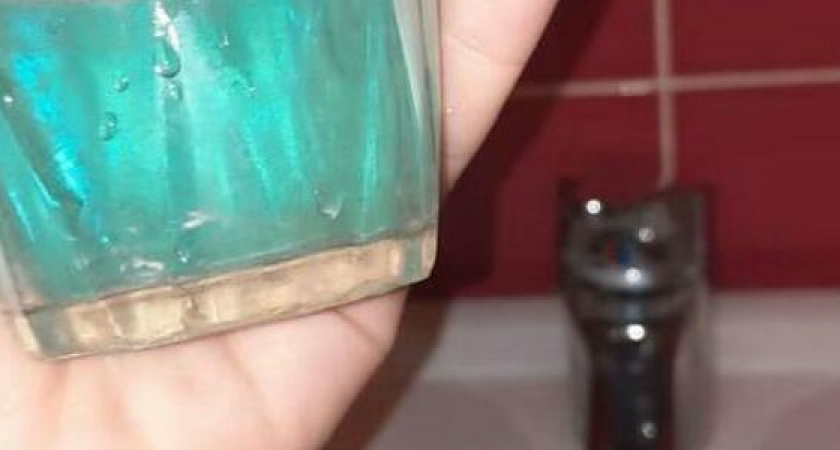 «Что за тосол?»: у новороссийцев из крана пошла бирюзовая вода