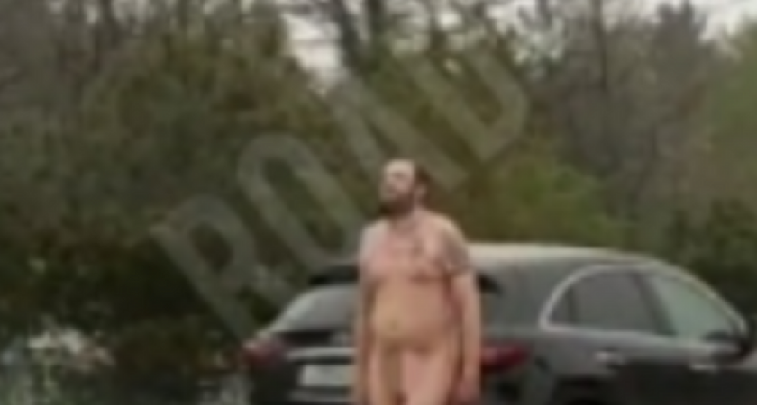 Весеннее обострение: в Новороссийске по дороге разгуливал голый мужчина