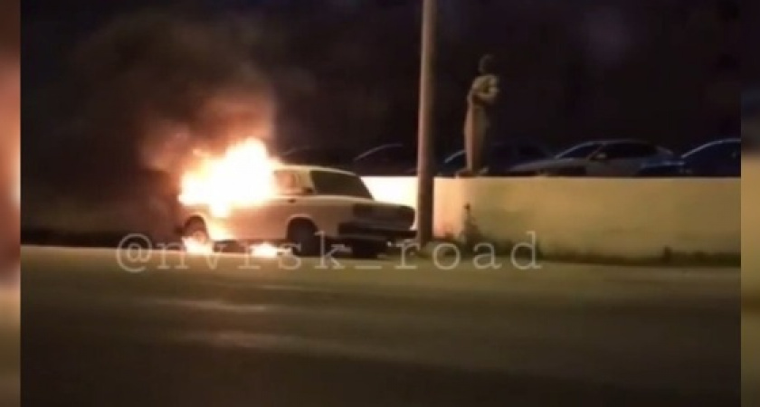 Автомобилисты сняли на видео полыхающую на обочине легковушку в пригороде Новороссийска: причиной стал поджог