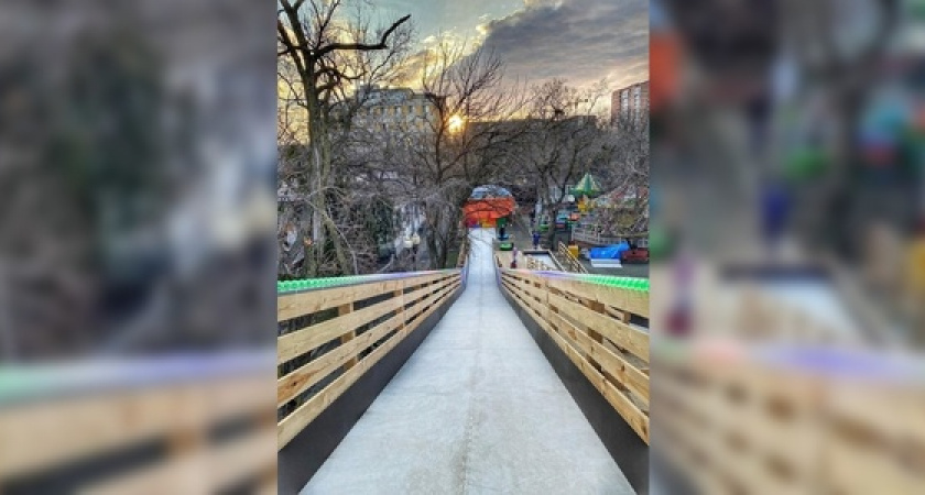 «Снега нет, но вы держитесь!»: в Новороссийске открылась «ледяная» горка