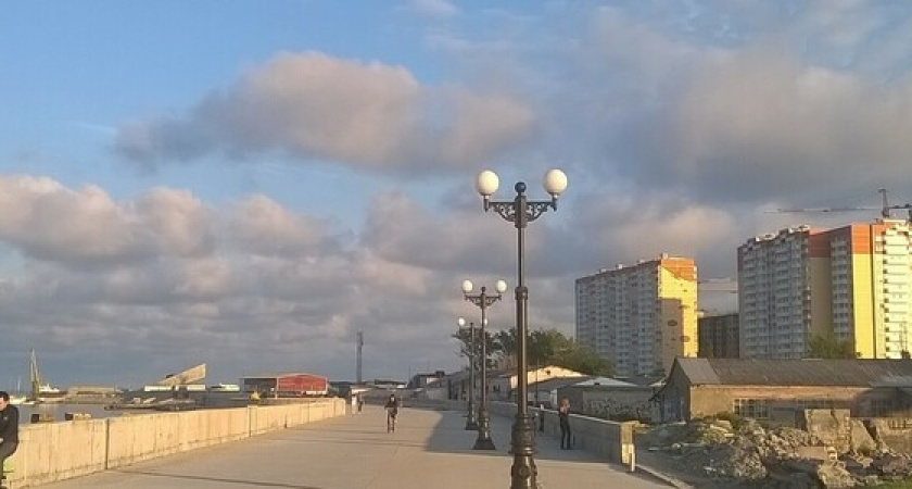 Хозяйка гостиницы, построенной посреди частного сектора, хочет снести дом соседей, который ей мешает