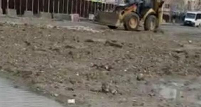 «Тут копают, там копают, здесь копают!»: в Южном районе Новороссийска строительная техника превратила проход для пешеходов в грязевое месиво