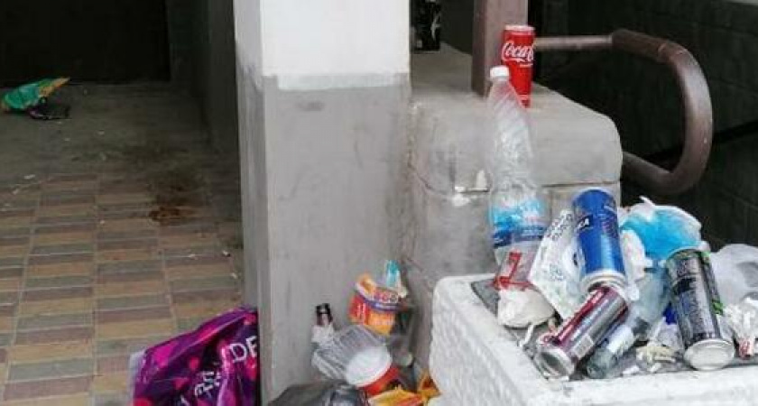«Погрязли в мусоре!»: жители Новороссийска пожаловались на управляющую компанию