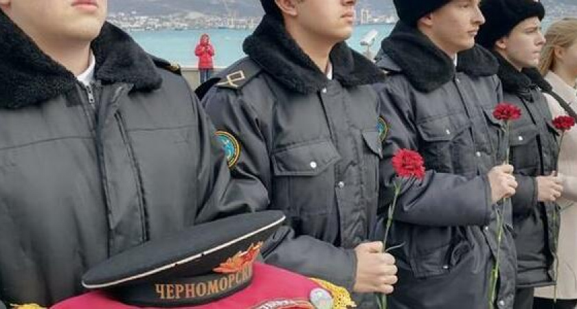 Ушаковцы опустили на воды Цемесской бухты красные гвоздики у памятника Неизвестному матросу в Новороссийске